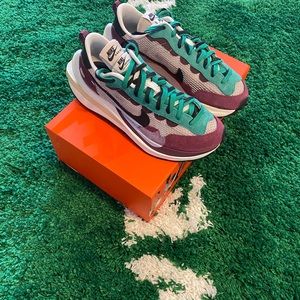 Nike vaporwaffle sacai villain